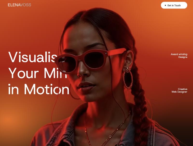 Accueil du portfolio d’Elena Voss : logo, bouton « Get in Touch », titre « Visualise Your Mind in Motion » et portrait sur fond orange